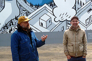 Bild 30 v.l.n.r.: Künstler MILLO und Lukas Grellmann vom Urban Art Institute (Foto Gisela Baudy, 14.05.22)