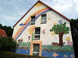 Bild 17b: Wald-Wiesenmalerei an Hauswand mit Regenbogen, Ecke Konsul-Francke-Straße/Hangstraße 14