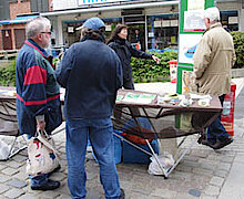 Besucher beim Infostand der Artenvielfalt. Im Hintergrund Barbara Ganser von der Umweltberatung Harburg. (Foto Gisela Baudy)