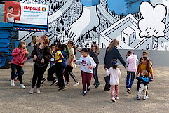 Bild 24: Tanzperformance der Kinder vor dem Wandbild "Welcome" (Foto Gisela Baudy, 14.05.22)